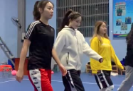 打篮球被撞小姐姐怎么办,小姐姐受伤后的应对指南