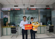 邮政前台小姐姐,贴心服务，传递温馨关怀