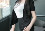 职业装小姐姐称体重嘛,职业装小姐姐公开称体重，展现自信与自律